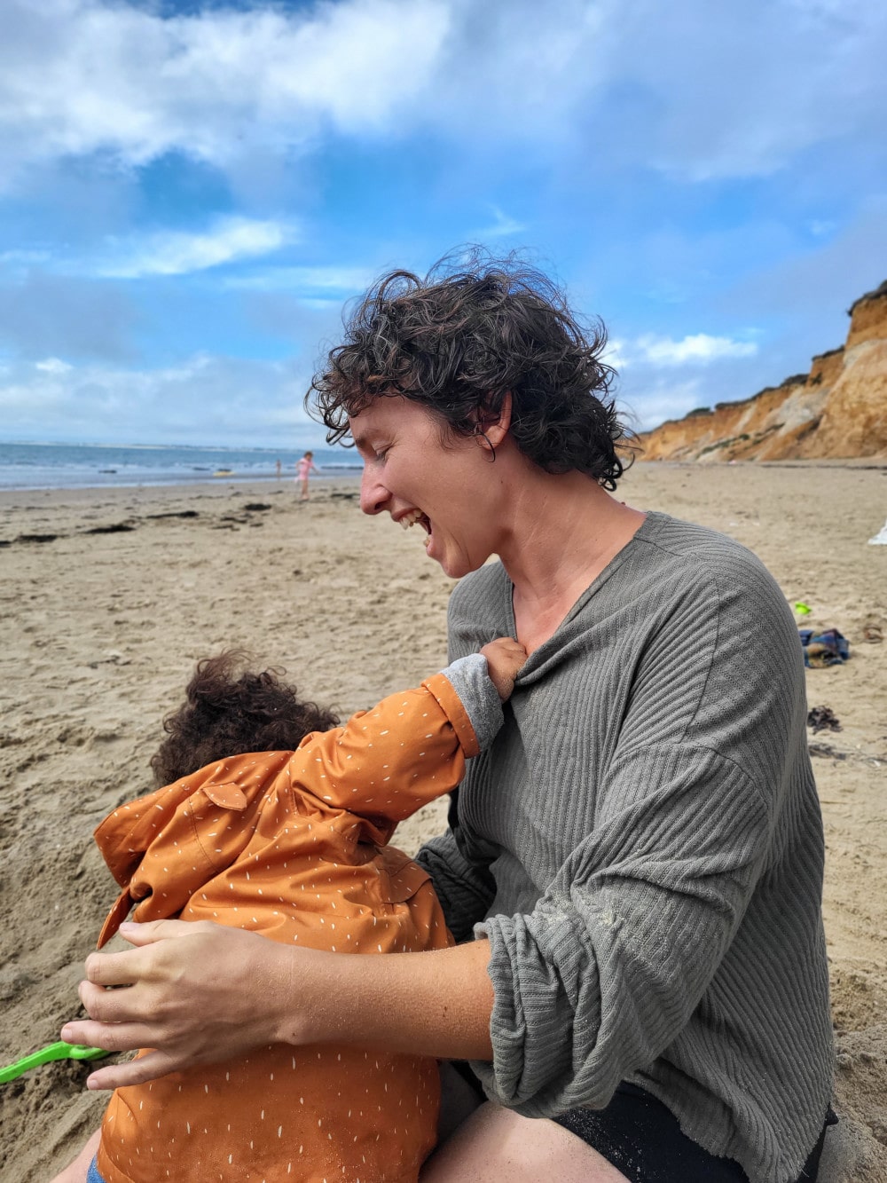 Siloë joue avec Flora sur la plage